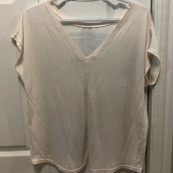 Light t shirt with open back - Picture 2 of 3